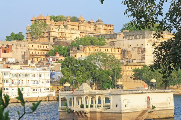 Stadtpalast und See udaipur rajasthan indien — Stockfoto