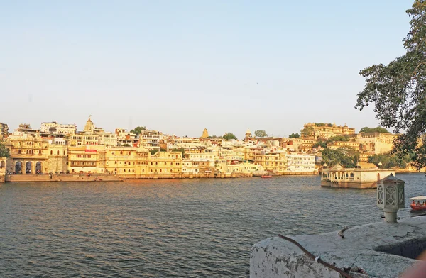 Staden slottet och lake udaipur rajasthan Indien — Stockfoto