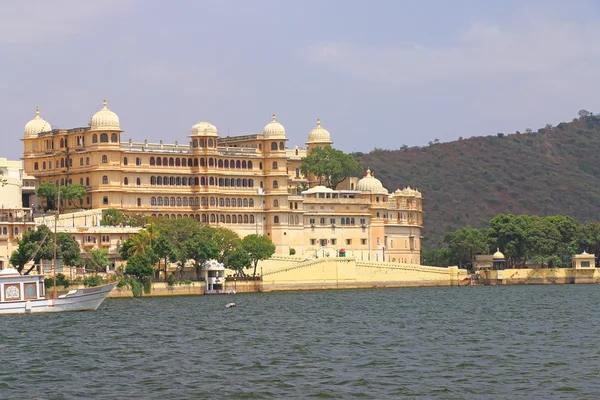 Város palota és a tó udaipur rajasthan, india — Stock Fotó