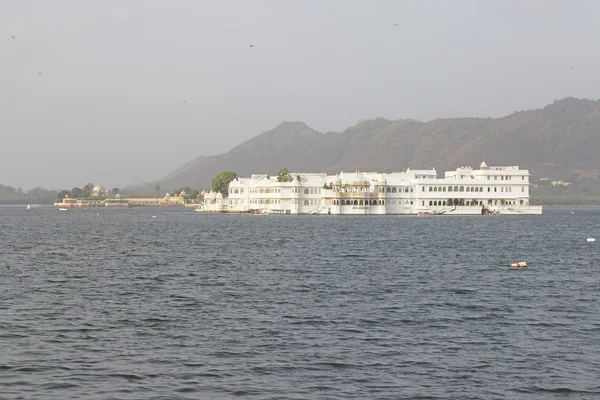 yüzen ada Gölü udaipur Türkiye üzerinde