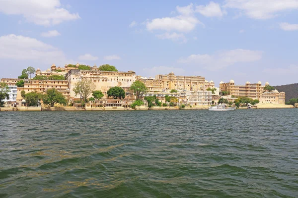 Παλάτι της πόλης και τη λίμνη udaipur rajasthan Ινδία — Φωτογραφία Αρχείου