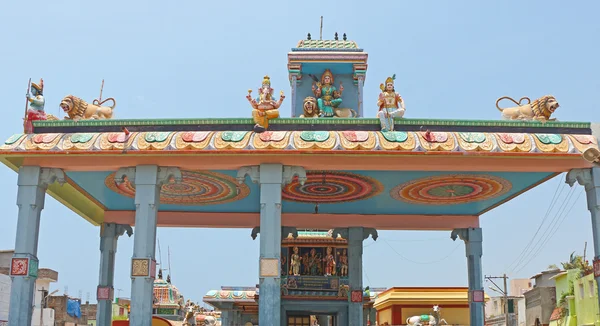 Renkli tapınak ve tapınak Hindistan — Stok fotoğraf