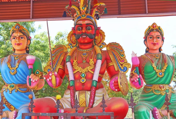 Santuario de Auroville y estatuas religiosas shiva — Foto de Stock