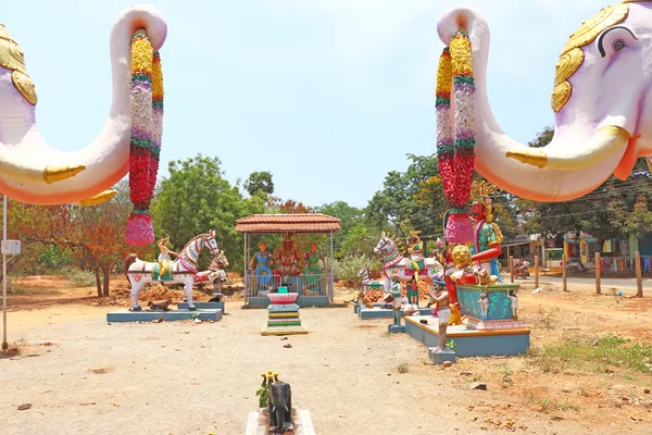 Auroville tapınak ve shiva dini heykeller — Stok fotoğraf