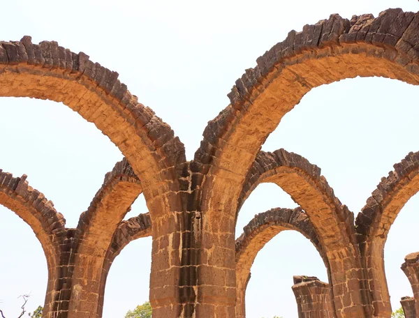 Incientes arcos y ruinas bijapur Karnataka india — Foto de Stock
