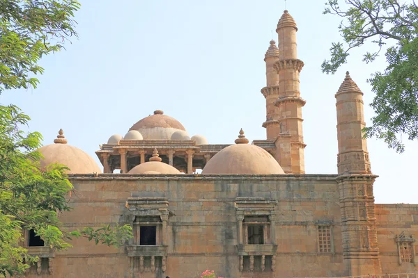 Gamla byggnader på Pavagadhs arkeologiska Park World Heritage site — Stockfoto