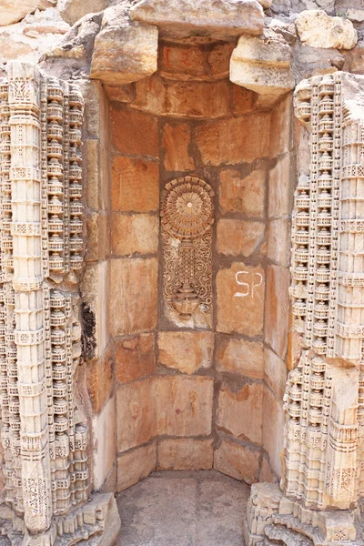 Oude gesneden alkoof op Pavagadh Archeologische Park wereld hij — Stockfoto