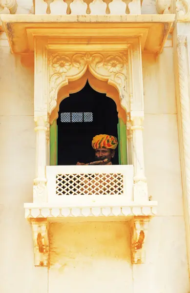 müzisyen flüt pencere rajasthan Hindistan üzerinden oynama