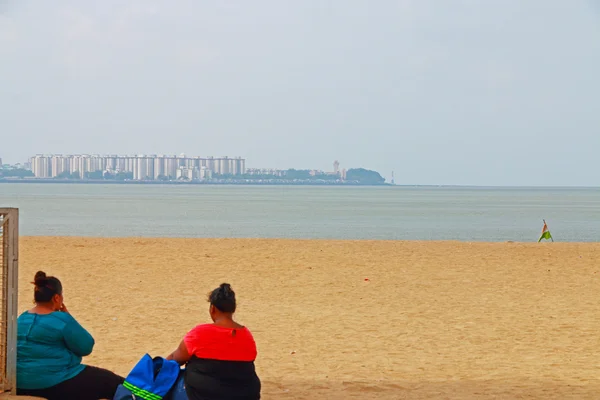 Dos damas en la playa mumbai india — Foto de Stock