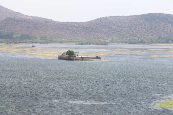 Hôtel flottant sur le lac à udaipur en Inde — Photo