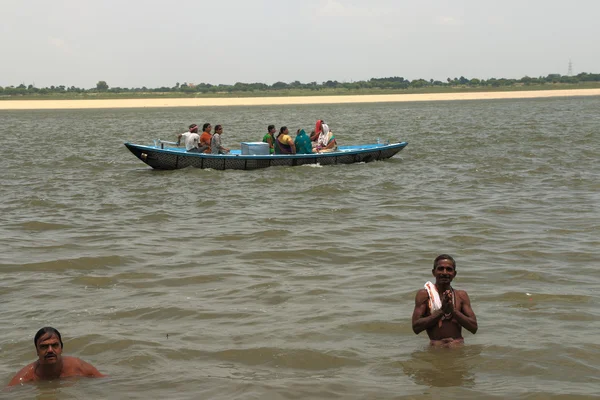 Святые люди купаются в реке Ганг в Индии — стоковое фото