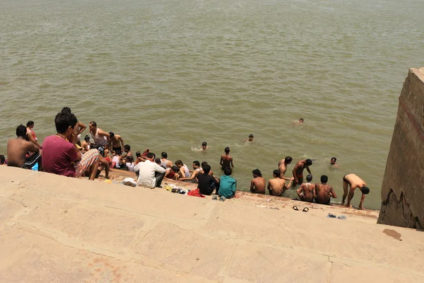 India people bathing in river ganges ganga varanasi — Stock Photo, Image