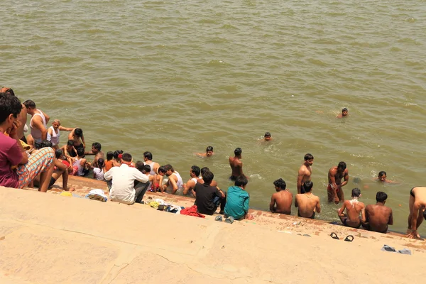 Ινδία άνθρωποι κολύμβησης στον ποταμό Γάγγη ganga Βαρανάσι — Φωτογραφία Αρχείου