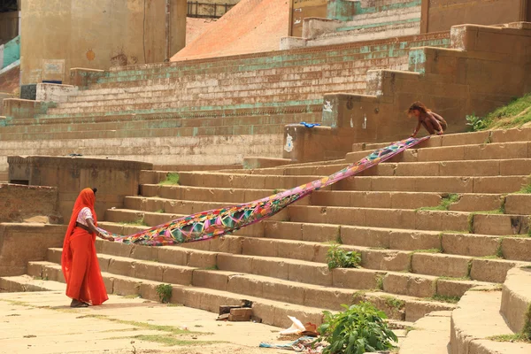Индия женщина и девушка расстелили простыню для сушки — стоковое фото