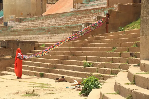 Indien Frau und Mädchen breiten ein Laken zum Trocknen aus — Stockfoto