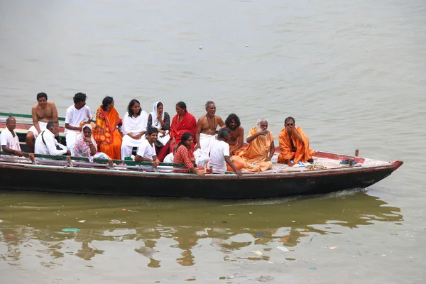Люди на лодке в паломничестве в Варанаси, Индия — стоковое фото