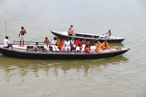 Menschen auf einem Boot auf einer Pilgerfahrt in Varanasi Indien — Stockfoto