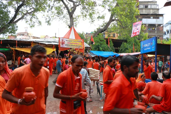 Варанасі барвисті паломництво помаранчевий святі чоловіки — стокове фото