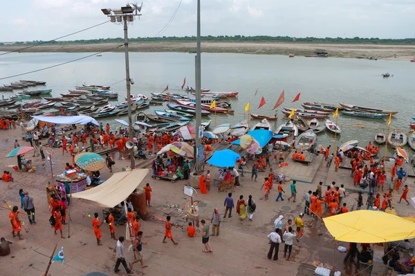 Varanasi colorato pellegrinaggio di arancio santi uomini — Foto Stock