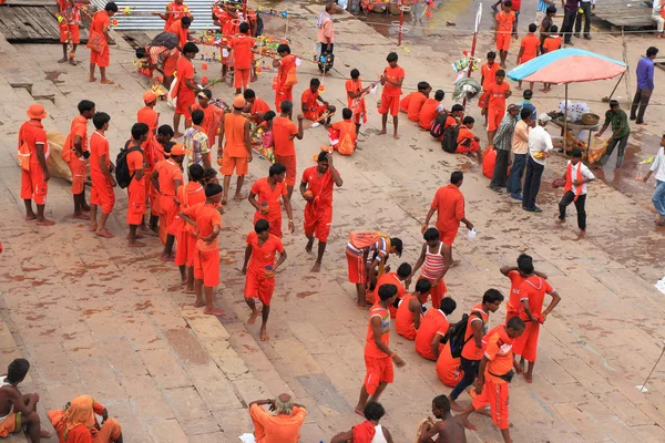 Varanasi colorful pilgrimage by orange holy men — Stock Photo, Image