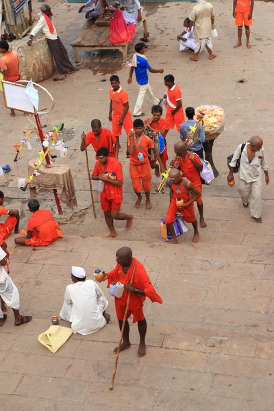 Varanasi kleurrijke bedevaart door oranje heilige mannen — Stockfoto