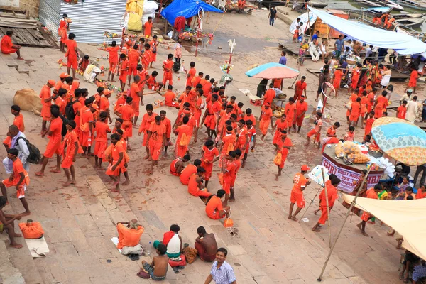 Varanasi kleurrijke bedevaart door oranje heilige mannen — Stockfoto