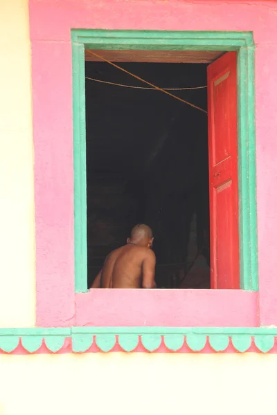 Hombre indio visto a través de una antigua ventana india — Foto de Stock