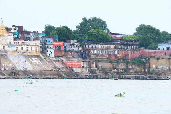 Ghats podél řeky gangas Ganga Varanasi — Stock fotografie