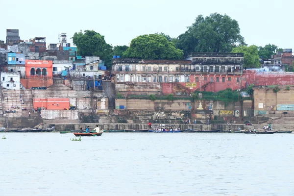 Гаты вдоль реки ганги Ганг Варанаси — стоковое фото