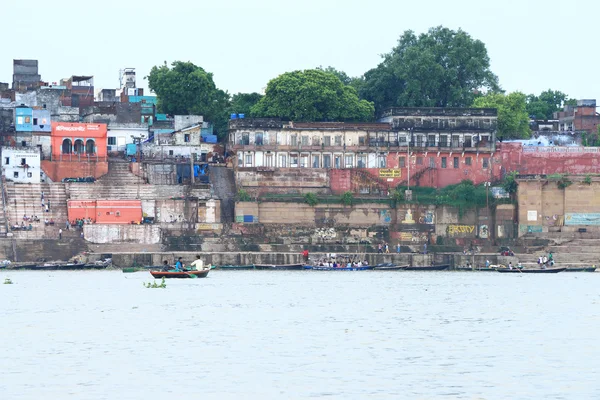 Ghats a lo largo de las pandillas del río Varanasi — Foto de Stock