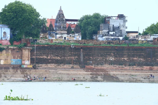 Ghats pitkin joen gangas ganges Varanasi — kuvapankkivalokuva