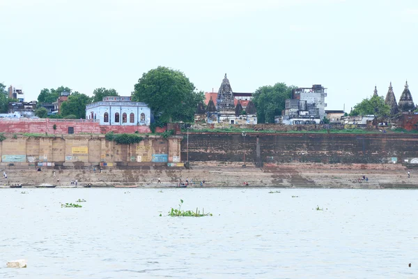 Ghats ตามแม่น้ํา gangas แก๊ง Varanasi — ภาพถ่ายสต็อก