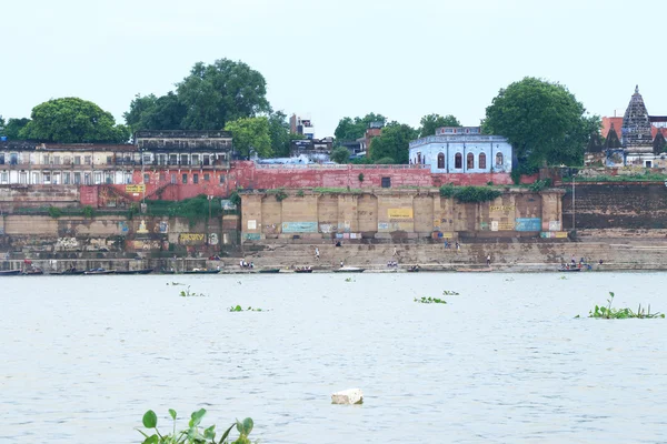 Ghats κατά μήκος του ποταμού gangas Γάγγη Βαρανάσι — Φωτογραφία Αρχείου