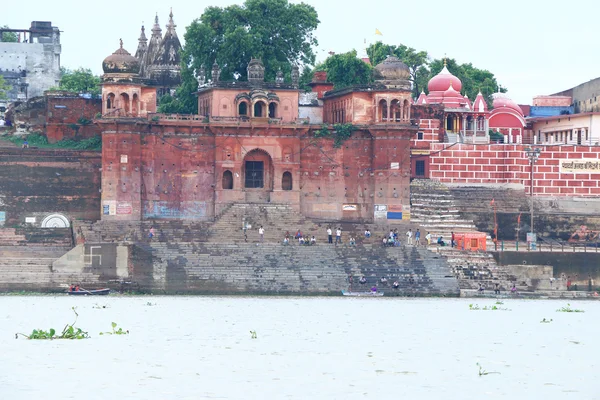 Ghati lungo il fiume ganga bande Varanasi — Foto Stock