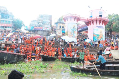 Varanasi renkli hac turuncu kutsal erkekler tarafından