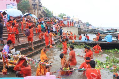 Varanasi renkli hac turuncu kutsal erkekler tarafından