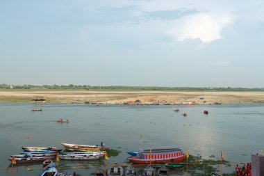 Varanasi renkli hac turuncu kutsal erkekler tarafından