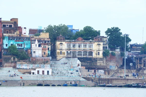 Ghats a lo largo de las pandillas del río Varanasi — Foto de Stock