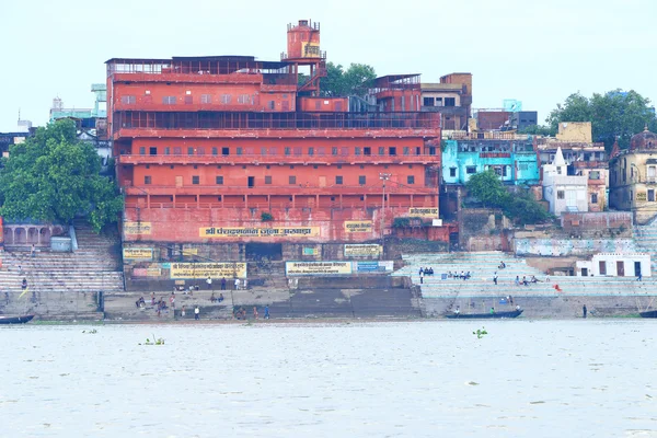 Ghats podél řeky gangas Ganga Varanasi — Stock fotografie