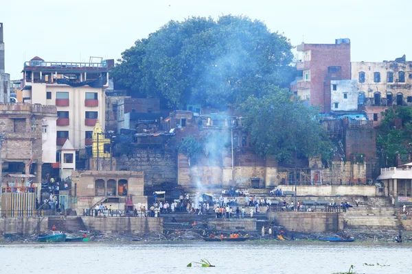 Varanasi Hindistan Ghats yanan — Stok fotoğraf