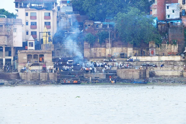 Ghats in fiamme di Varanasi india — Foto Stock