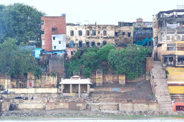 Ghats a lo largo de las pandillas del río Varanasi — Foto de Stock