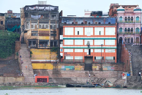 Ghats a lo largo de las pandillas del río Varanasi — Foto de Stock