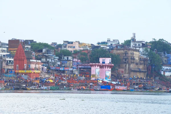 Varanasi barevné pouť oranžové svatí muži — Stock fotografie