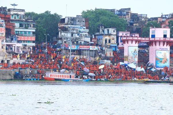 Varanasi colorato pellegrinaggio di arancio santi uomini — Foto Stock