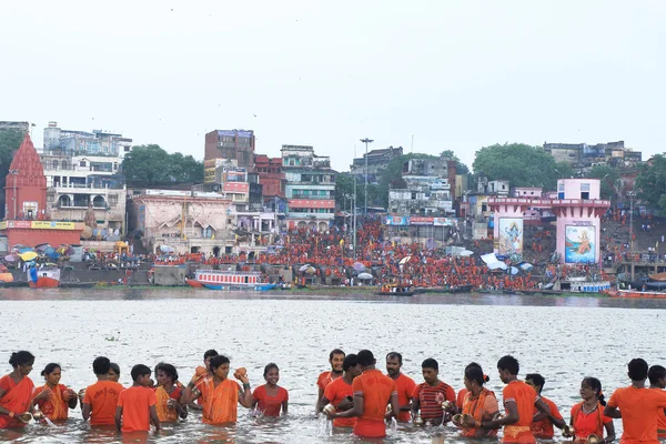 Varanasi colorido peregrinaje por los hombres santos naranja — Foto de Stock