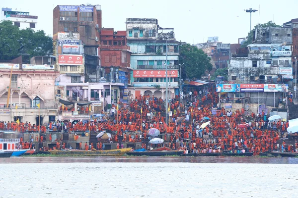 Varanasi colorido peregrinaje por los hombres santos naranja —  Fotos de Stock