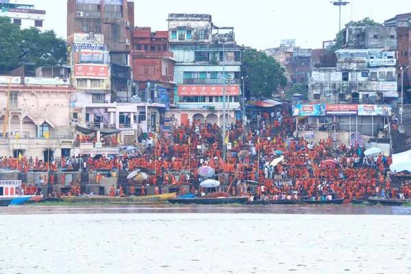 Varanasi kolorowy pielgrzymki przez pomarańczowy świętych — Zdjęcie stockowe