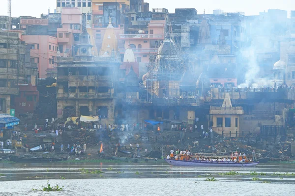 Ghats ardientes de la India Varanasi — Foto de Stock