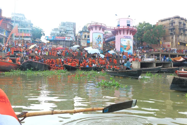 Varanasi colorato pellegrinaggio di arancio santi uomini — Foto Stock